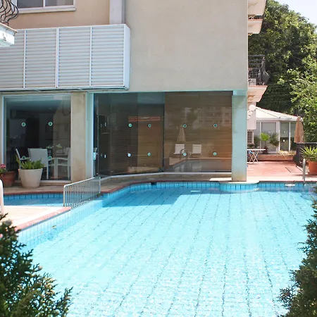 Chrielka Aparthotel 3*