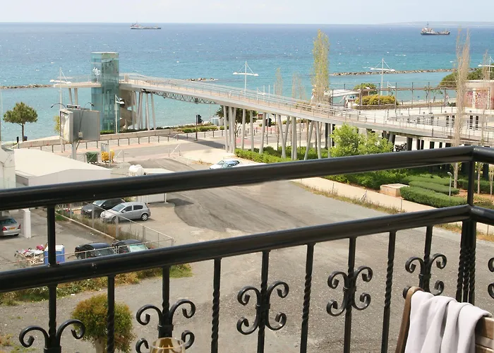 Chrielka Apartahotel Limassol